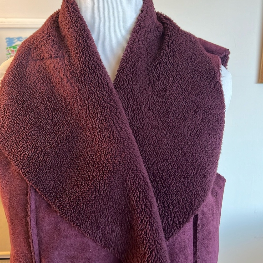 Faux Shearling and Faux Suede XL Burgandy Vest. EUC! Nordstrom Rack - Picture 8 of 13